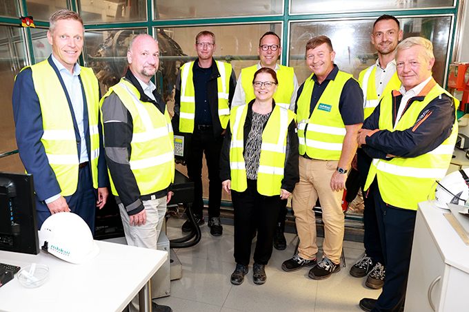 Gruppenfoto mit u.a. dem neuen Aufsichtsratvorsitzenden Timo Poppe, dem Geschäftsführer Rolf Oesterhoff und Dr. Ralf Borghardt