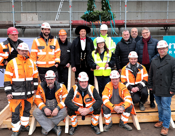 Bauarbeitergruppenfoto, die am neuen Anbau beteiligt waren